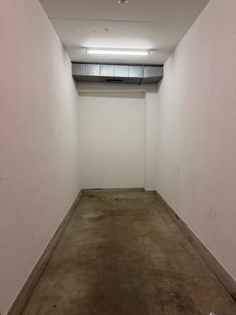 Spazi di stoccaggio flessibili in una posizione di traffico di primo piano, Autobahnraststätte Würenlos (1)