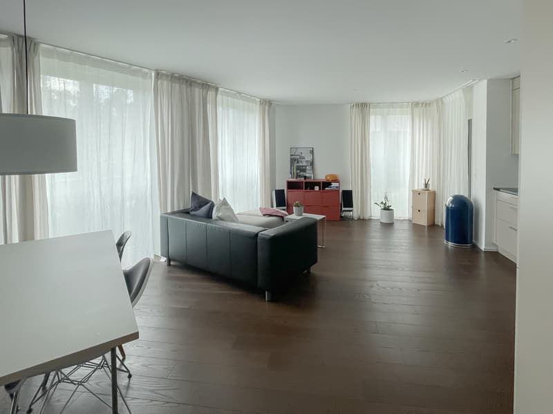 Willkommen in Ihrem neuen Zuhause! Diese attraktive 2.5-Zimmerwohnung überzeugt durch ihre zentrale Lage und moderne Ausstattung: (3)
