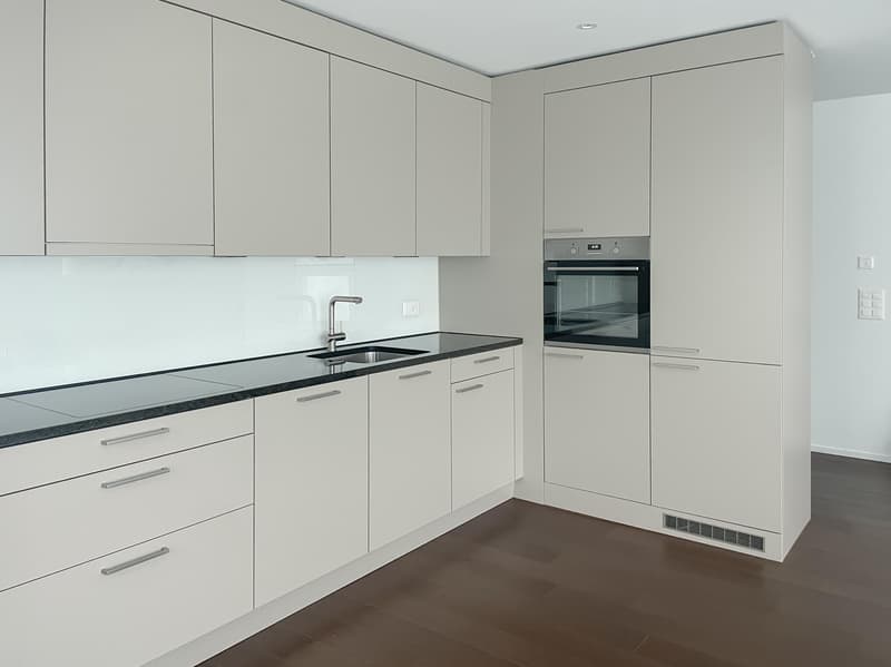 Willkommen in Ihrem neuen Zuhause! Diese attraktive 2.5-Zimmerwohnung überzeugt durch ihre zentrale Lage und moderne Ausstattung: (2)