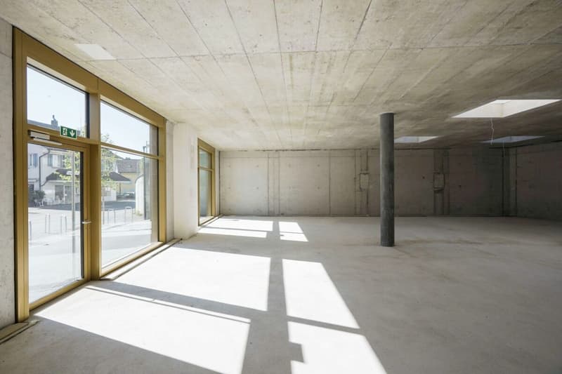 Your sales area on the ground floor - move in and get started! (2)