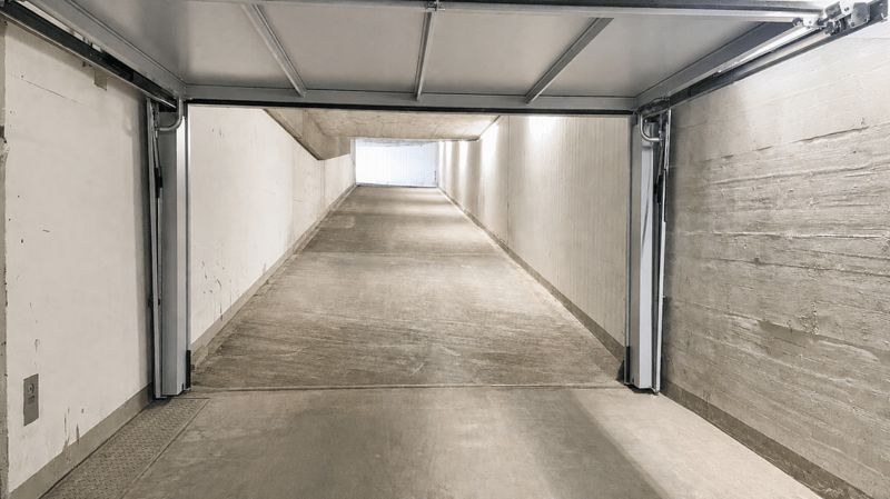 Einstellhallenplätze für Autos und Motorräder zu vermieten (3)