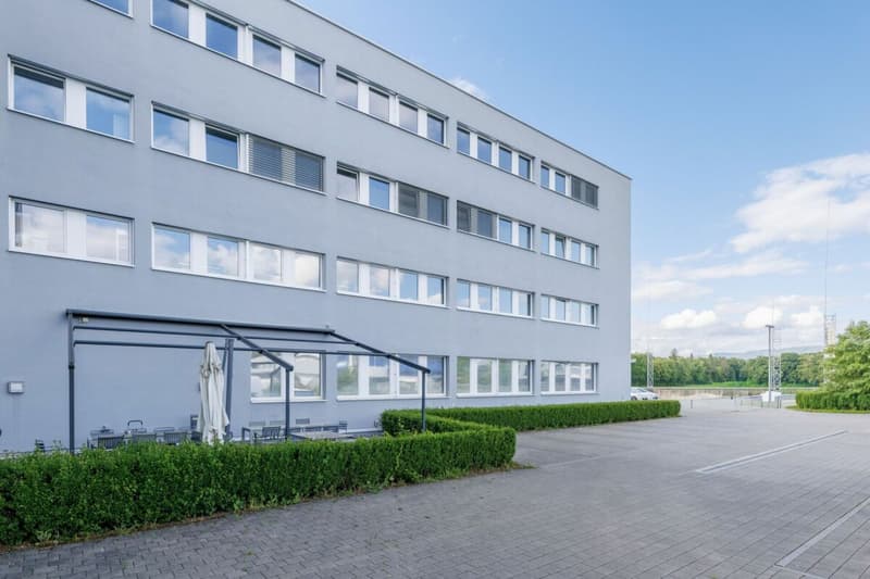 Befahrbare Lager- und Werkstattfläche mit Rolltor (6)