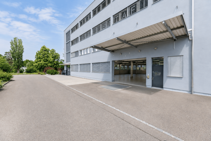 Befahrbare Lager- und Werkstattfläche mit Rolltor (1)