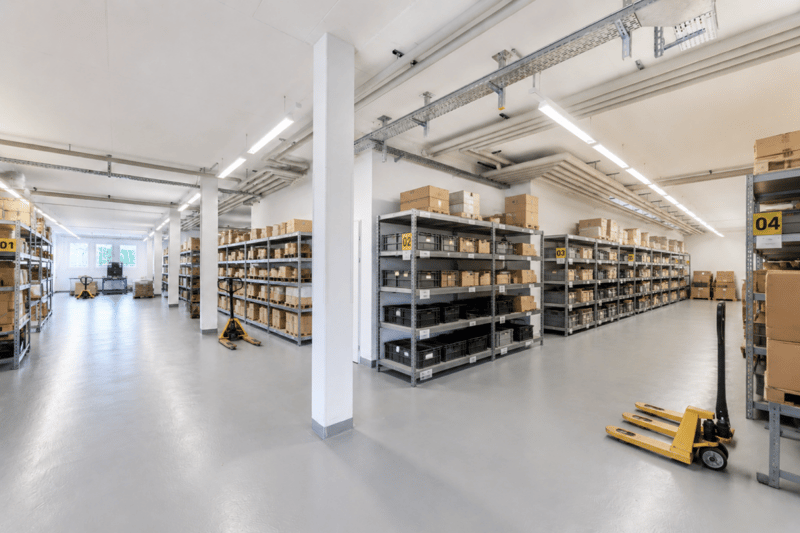 Befahrbare Lager- und Werkstattfläche mit Rolltor (8)