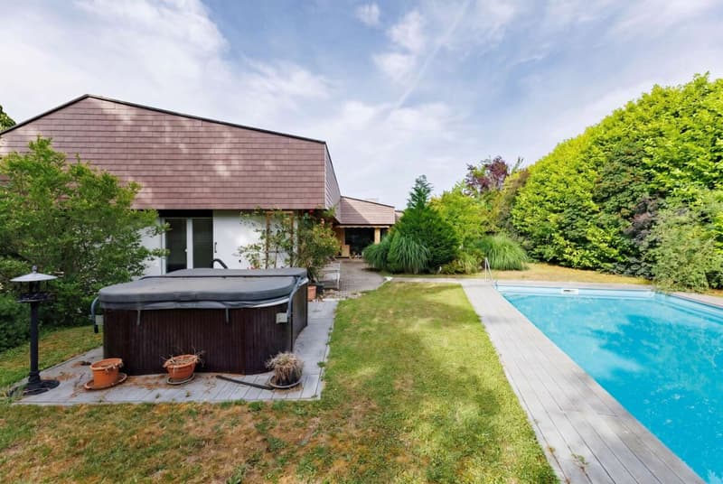 Blick aus dem Garten auf den Whirpool und Swimming-Pool