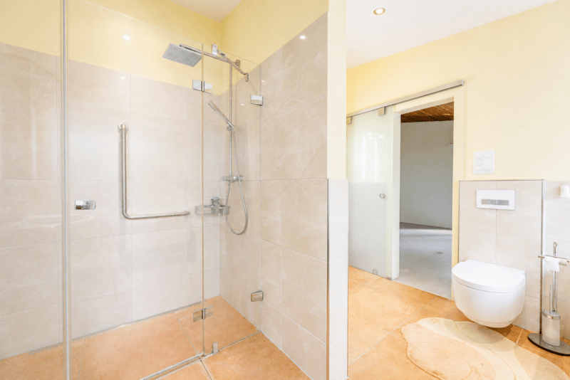 Ebenerdige Dusche und Komfort Keramik-WC, Weiss, mit automatisierter Deckelöffnung und Spülauslösung