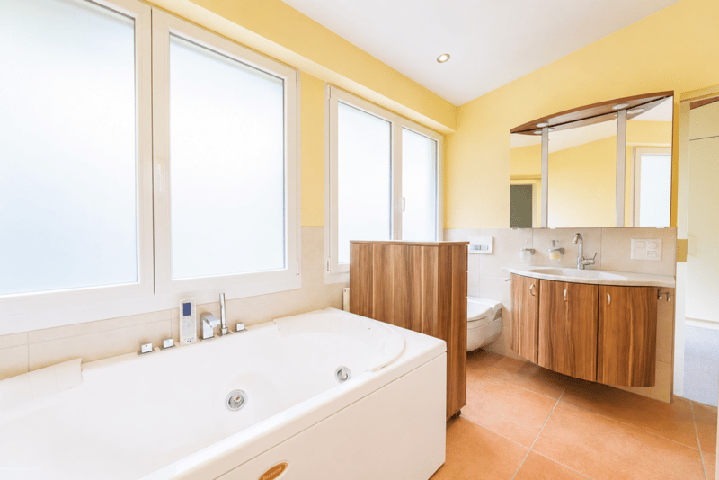 Whirl-Badewanne und Komfort Keramik-WC, Weiss, mit automatisierter Deckelöffnung und Spülauslösung