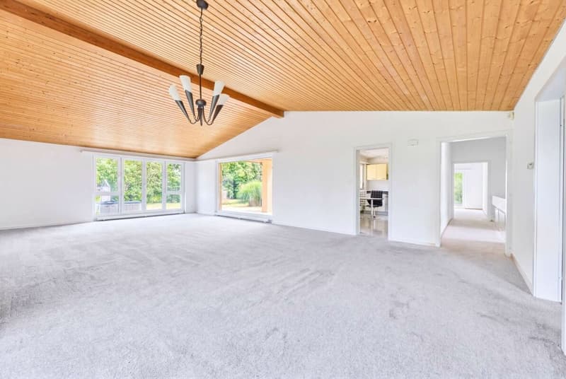 Wohn- und Esszimmer mit Zugang zur Küche, Treppenhaus und Zimmer 3