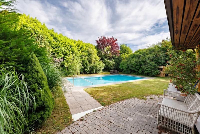 Swimming-Pool und fantastischer Garten