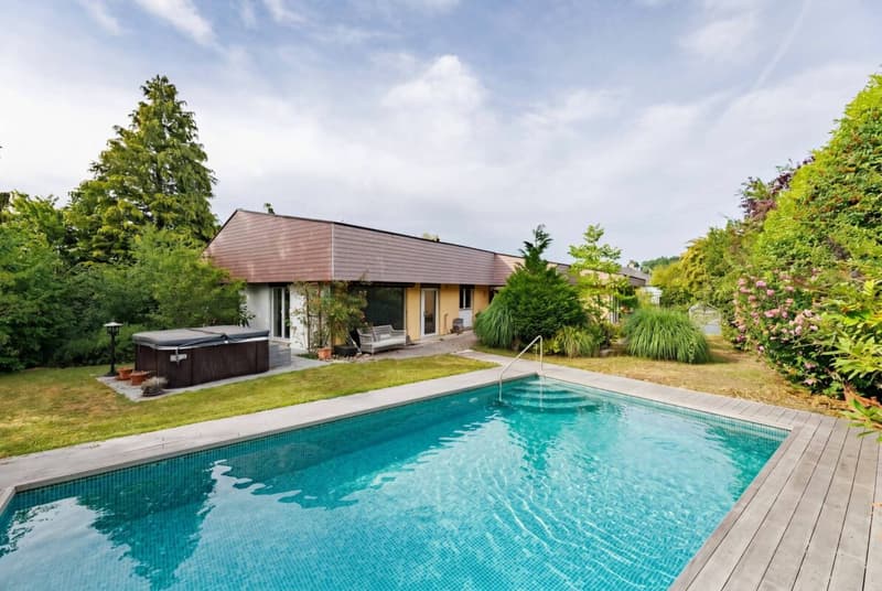 Hausansicht mit Pool