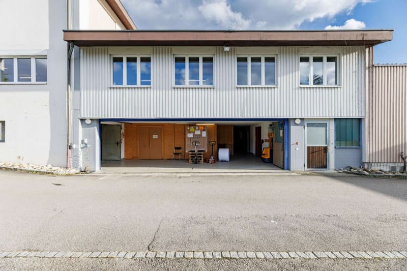 8 m breites Rolltor zur grossen Werkstattfläche im UG -1.23
