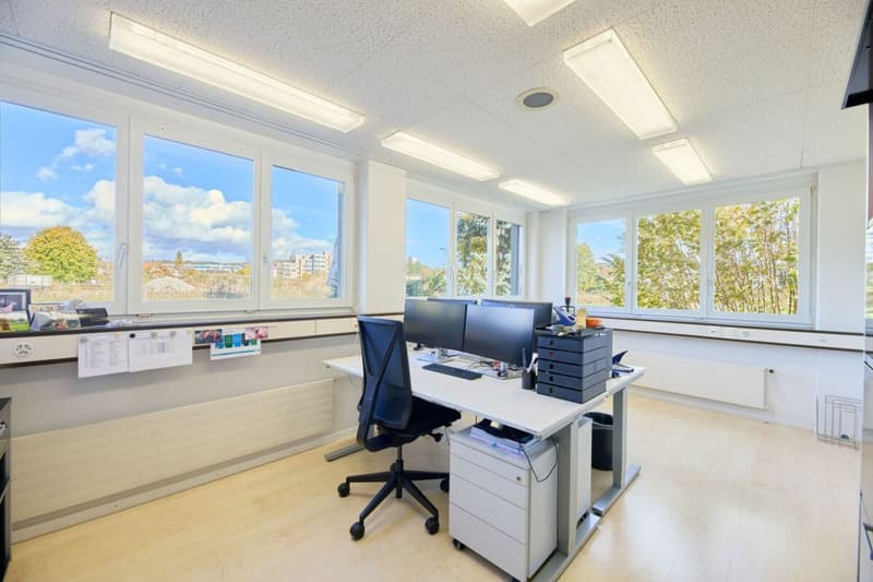 Helles Eckbüro mit Ausblick (EG-Raum 0.14)