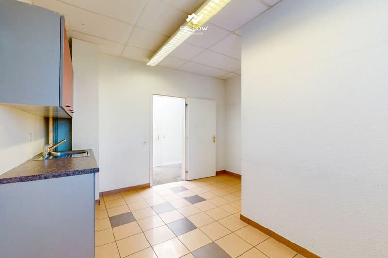 Moderne Gewerbehalle mit Büro und vielseitigem Nutzungspotenzial in Marly (9)