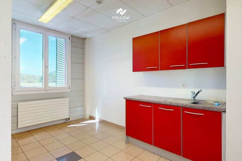 Halle artisanale moderne avec bureaux et fort potentiel d'utilisation à Marly (8)