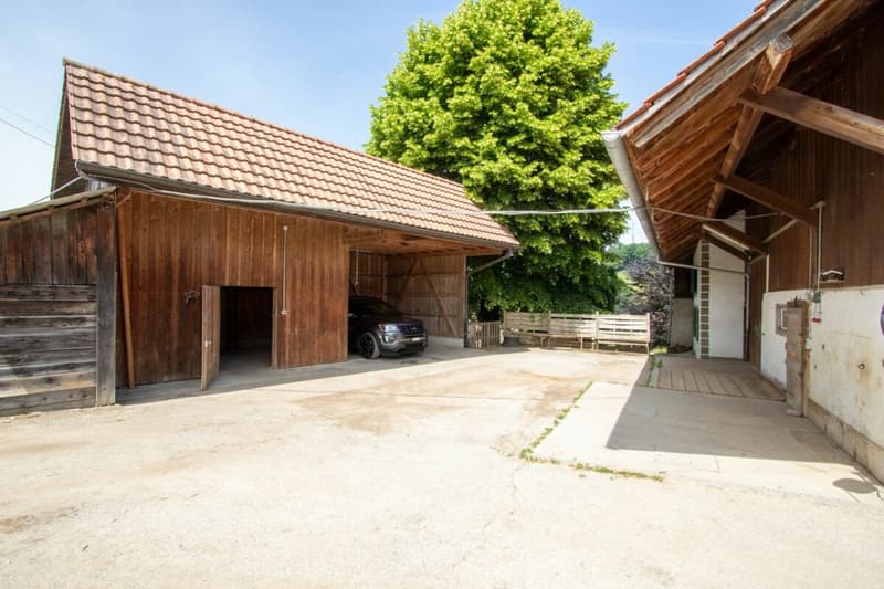Ancienne ferme nécessitant d'importants travaux de rénovation avec partie rurale en zone agricole (15)