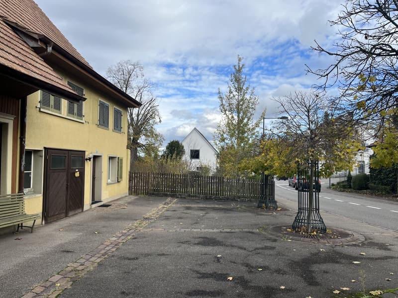 Grosszügiges Grundstück mit Wohnhaus im Dorfkern von Biel-Benken! (2)