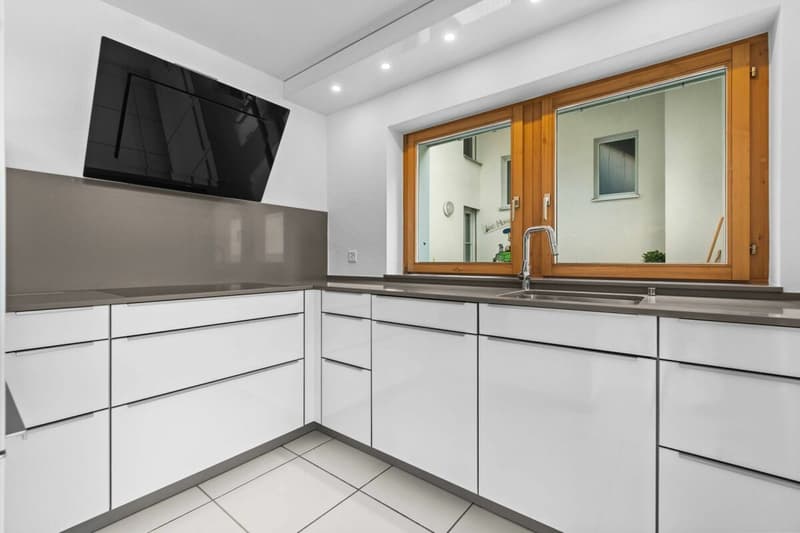 Bright and airy maisonette apartment in an idyllic location with a balcony! (2)
