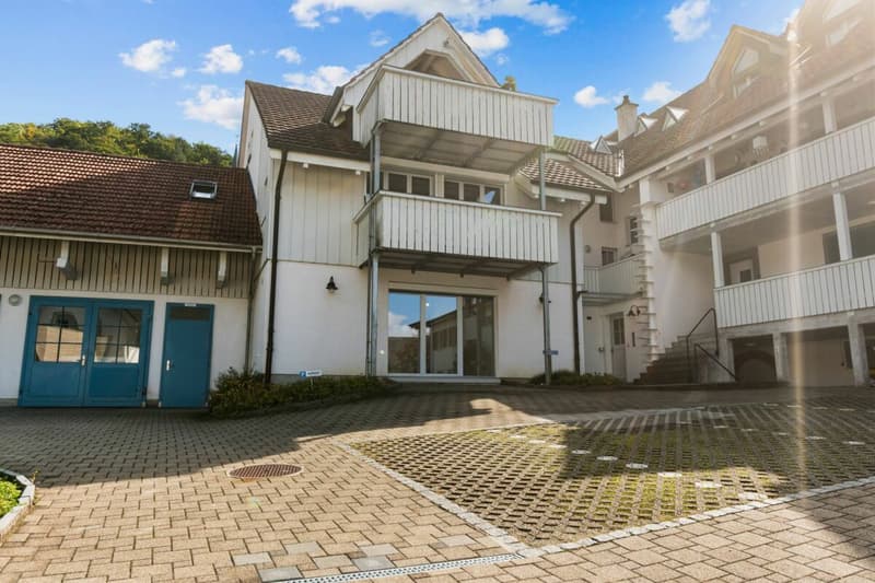 Bright and airy maisonette apartment in an idyllic location with a balcony! (8)