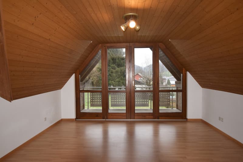 Idyllische Dachwohnung mit zwei Balkonen ! (5)