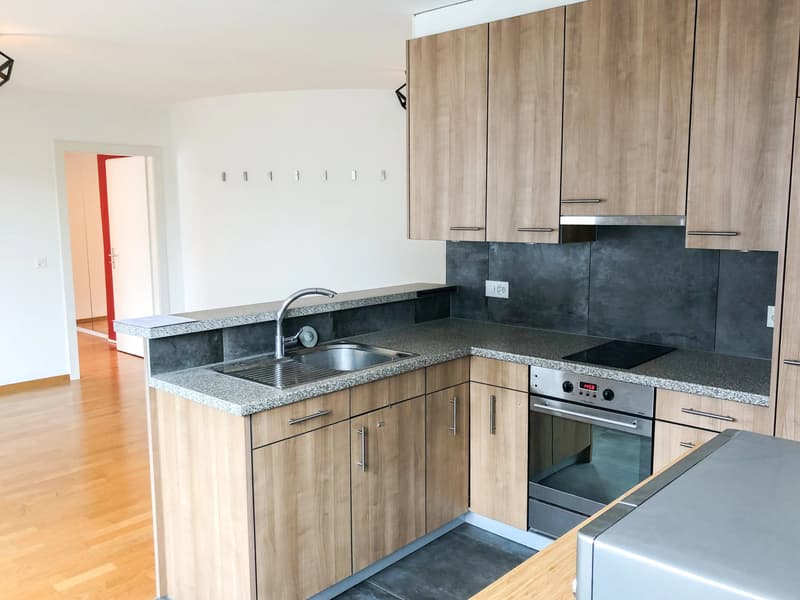 Joli appartement de 2,5 pièces situé proche du centre-ville et des commodités. (2)