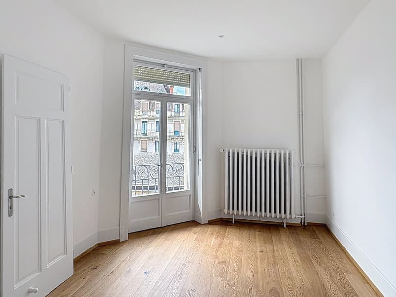 Spacieux et lumineux appartement entièrement rénové de 4,5 pièces au centre-ville. (5)