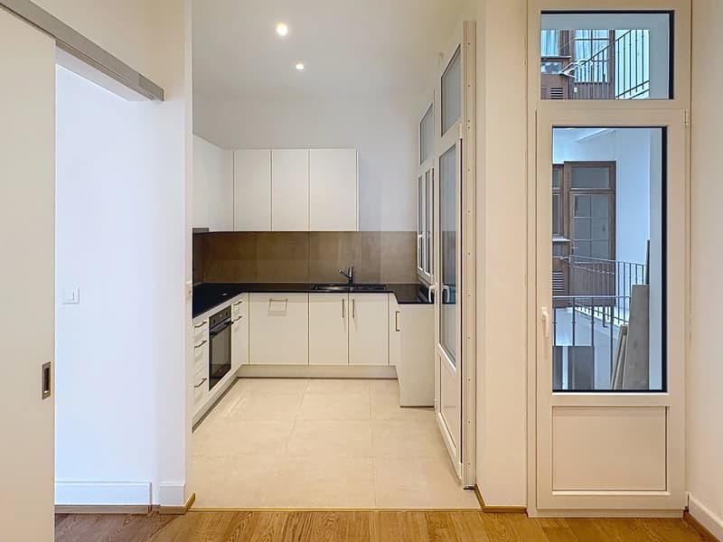 Spacieux et lumineux appartement entièrement rénové de 4,5 pièces au centre-ville. (3)