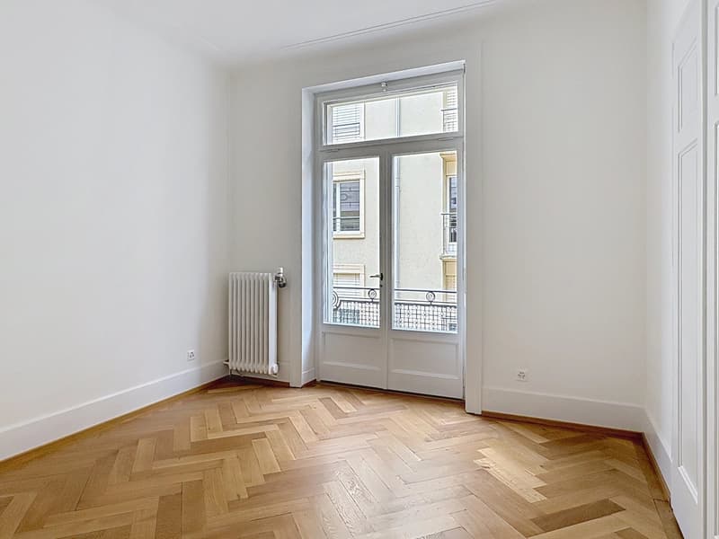 Spacieux et lumineux appartement entièrement rénové de 4,5 pièces au centre-ville. (4)