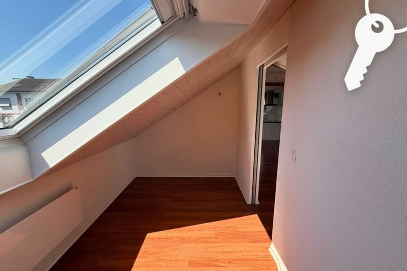 Kleines Zimmer mit Dachschräge
