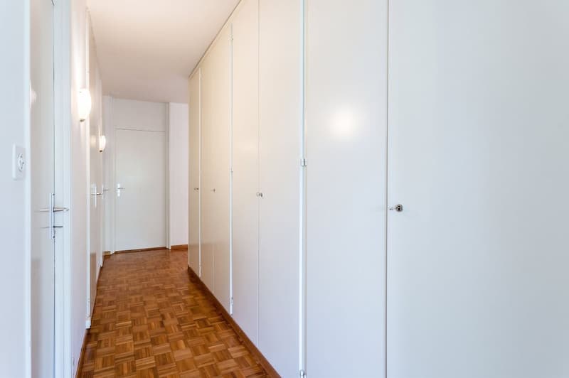 Corridor avec armoires murales