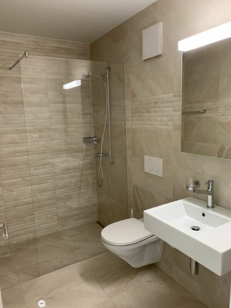 Badezimmer mit Dusche