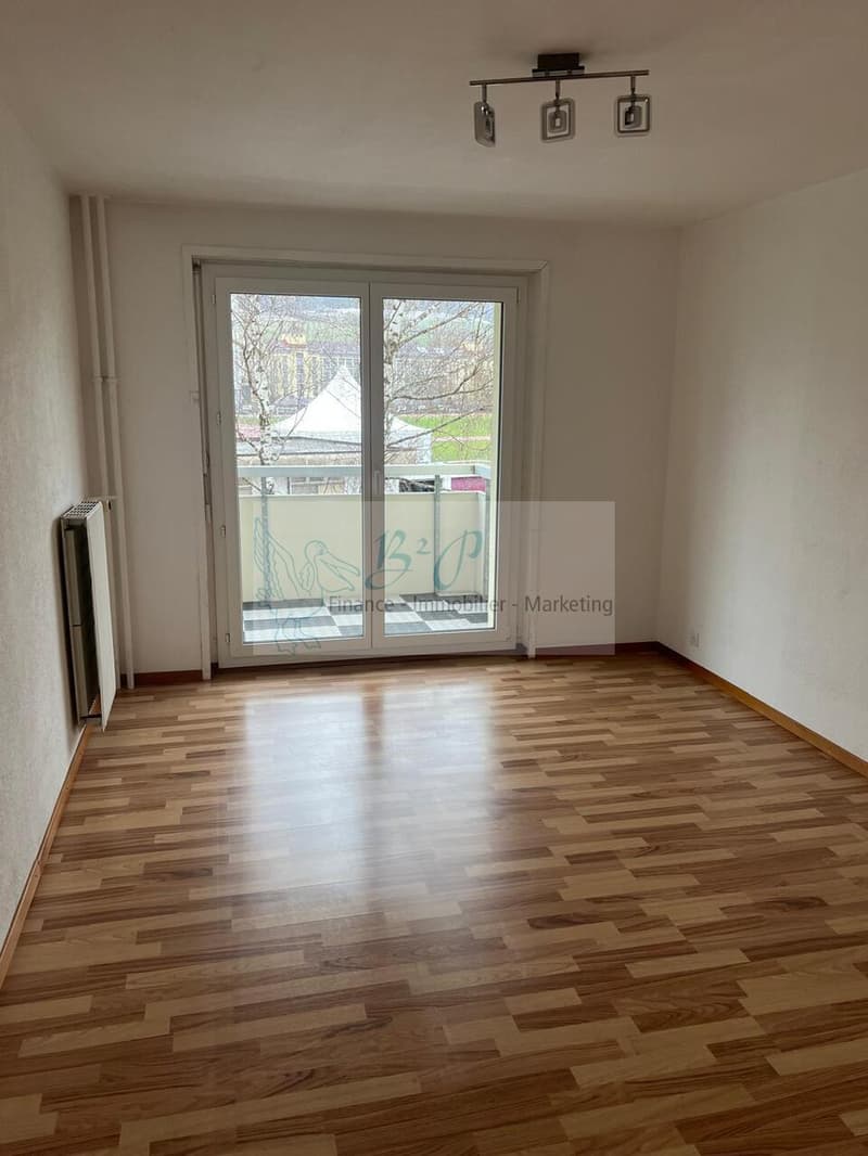 Bel appartement de 3.5 pièces situé au 2ème étage avec un balcon (6)
