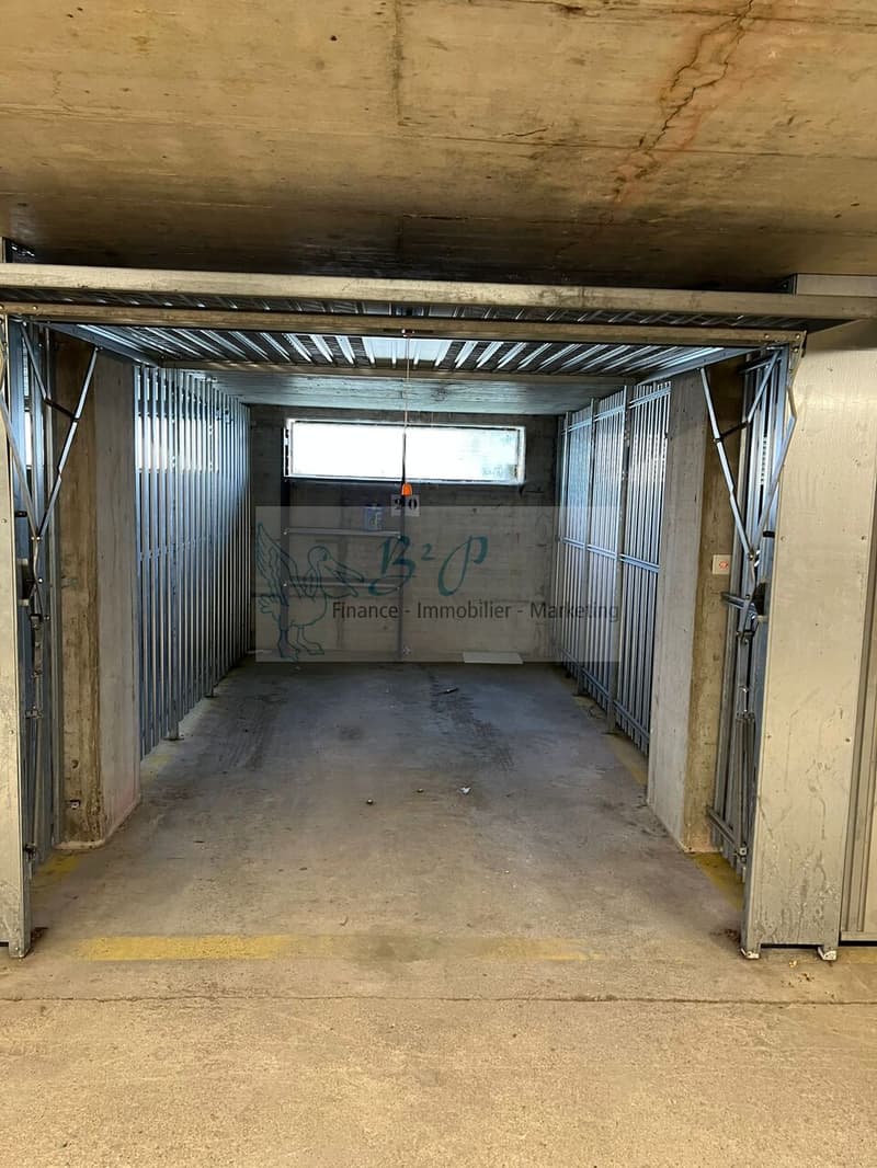 Place de parc grillagée dans un garage collectif (2)