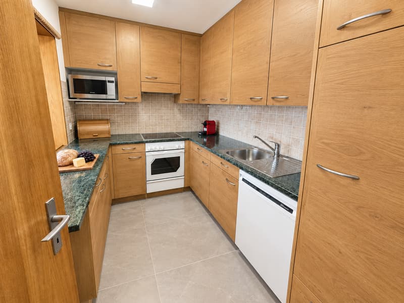 Top-floor apartment in the centre of Crans, 3 minutes’ walk from the ski lifts (6)