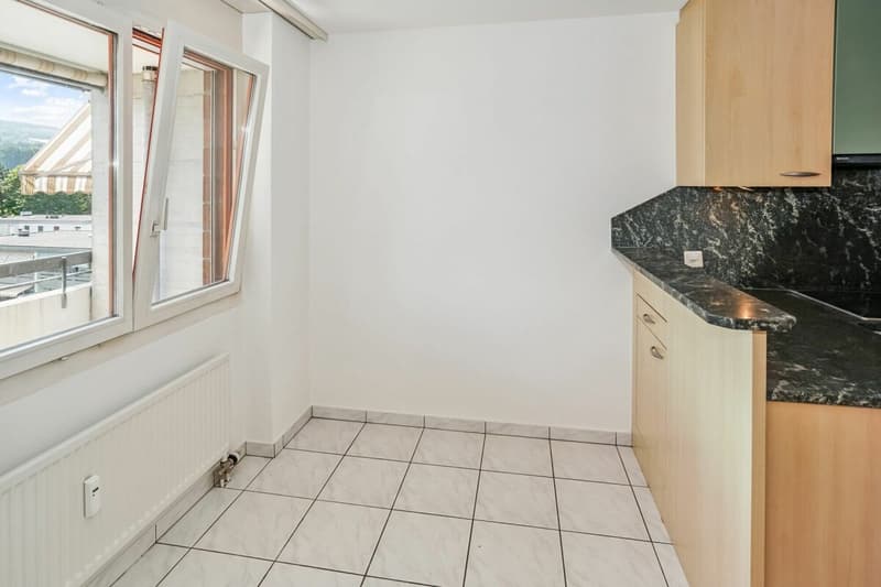 Sonnige 2.5-Zimmerwohnung mit schöner Aussicht und Einstellplatz in Aesch (6)