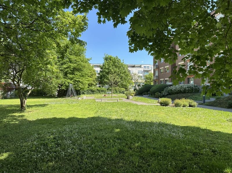 Sonnige 2.5-Zimmerwohnung mit schöner Aussicht und Einstellplatz in Aesch (2)