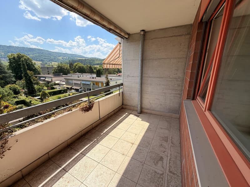 Sonnige 2.5-Zimmerwohnung mit schöner Aussicht und Einstellplatz in Aesch (8)