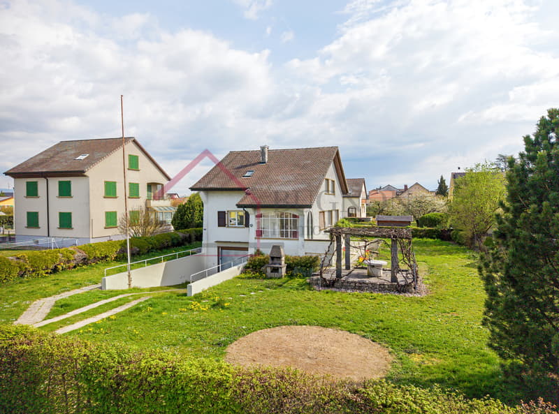 VILLA FAMILIALE AVEC JARDIN ET ENVIRONNEMENT CALME (12)