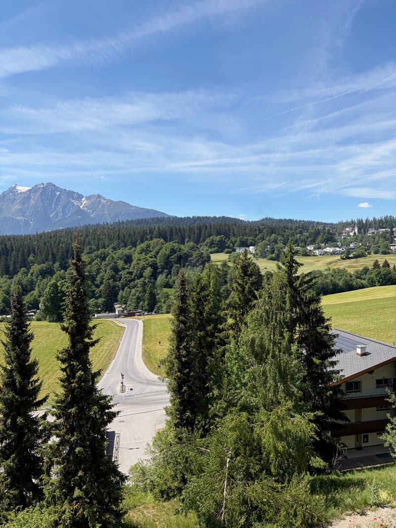 Charmante 3.5-Zimmer-Maisonette-Wohnung mit Panoramablick in Flims Dorf (2)