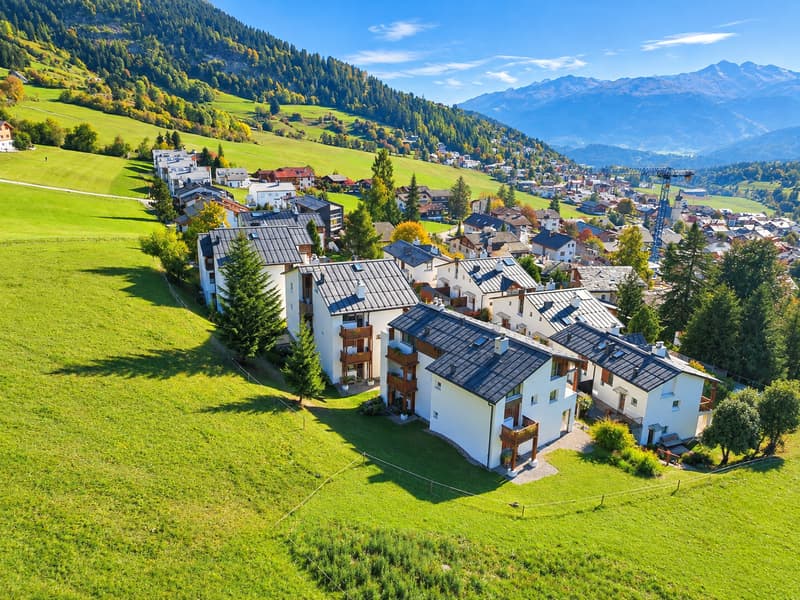Charmante 2.5-Zimmer-Maisonette-Wohnung mit Bergpanorama in Flims-Dorf (2)