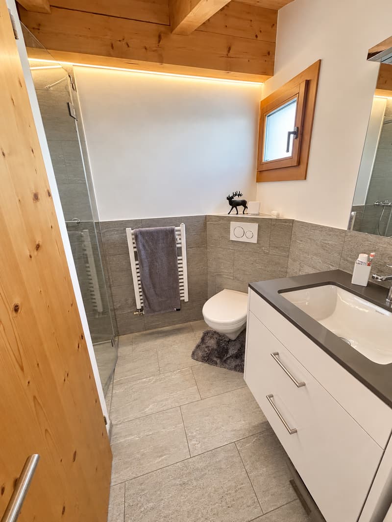 Charmante 2.5-Zimmer-Maisonette-Wohnung mit Bergpanorama in Flims-Dorf (12)