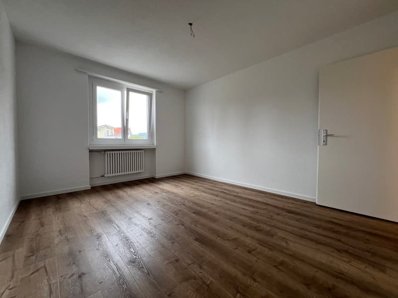 empty room, wooden floor, white walls, window, radiator