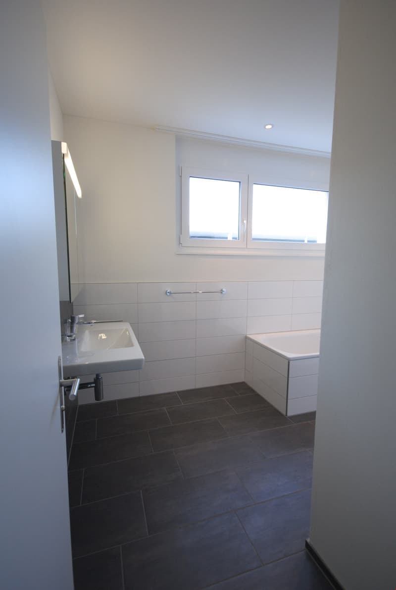Helles Badezimmer mit Fenster