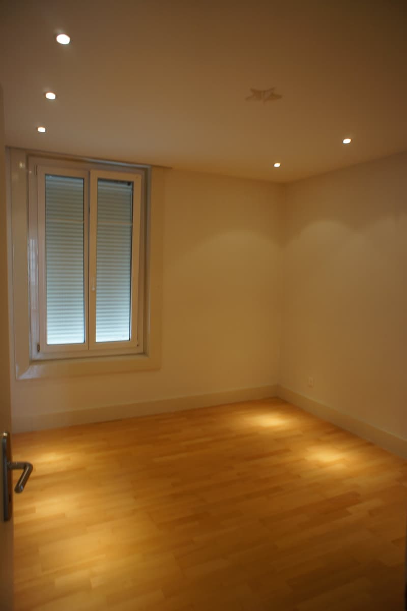 empty room, wooden floor, white walls, window with blinds, recessed lighting