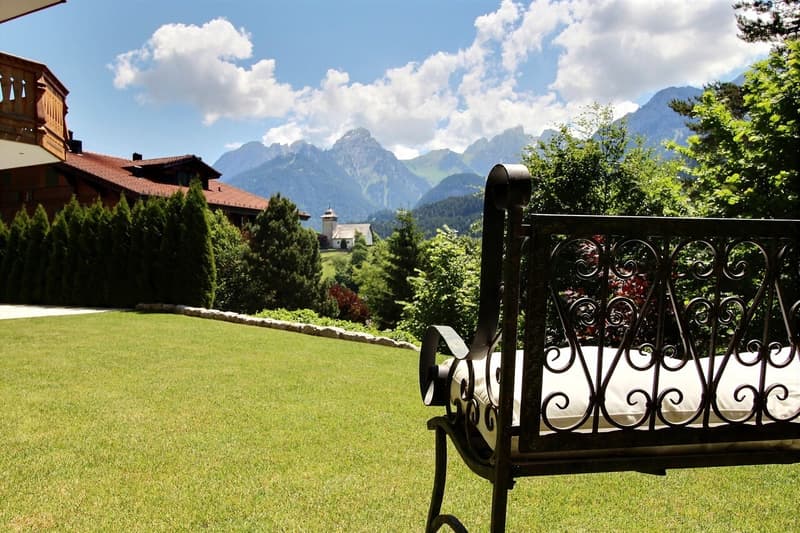 Le grand jardin à l'ouest avec vue sur l'église et les montagnes