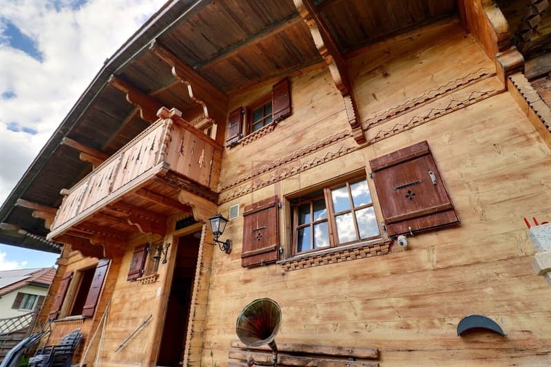 Façade du chalet en madrier