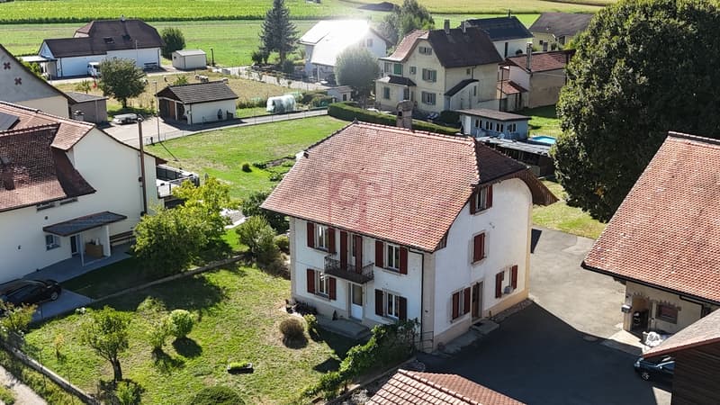 Maison familiale au coeur du village  composée de 2 appartements (2)