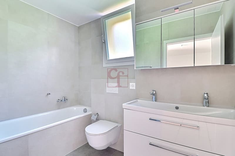 Salle de bains avec baignoire