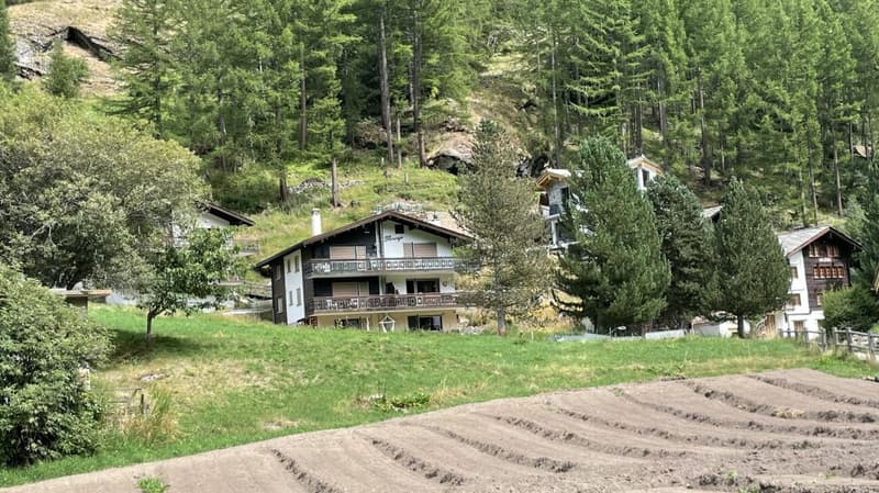 Zen location in Saas-Grund with the E-Skibus without changing to the Alpinexpress with a free view of the Mischabel group. (3)