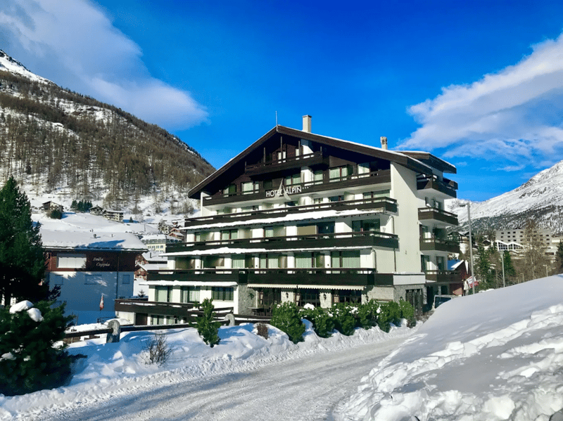 Lage - Lage - Lage! Sehr geräumige 3.5 Zimmerwohnung beim Alpin Express. Reserviert. (2)