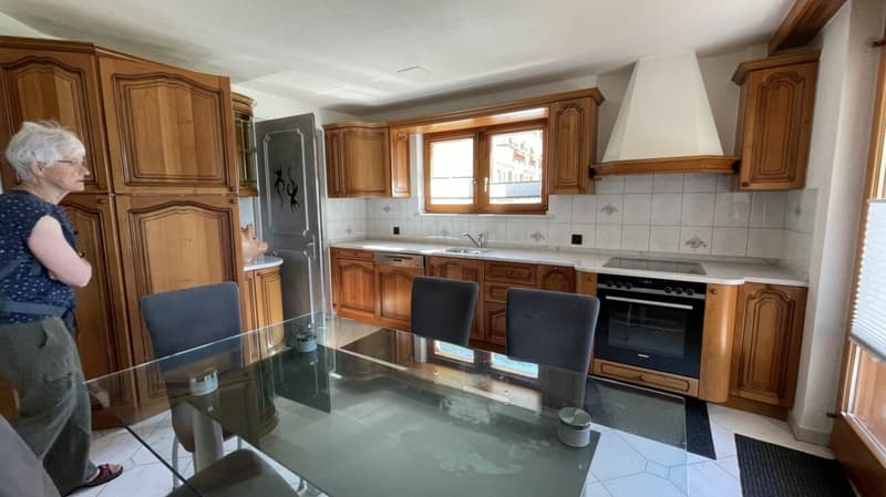 Moderne 4.5 Zimmerwohnung mit unverbautem Blick. 3. Stock Süd-Ost mit Morgen-und Nachmittagsonne. (8)